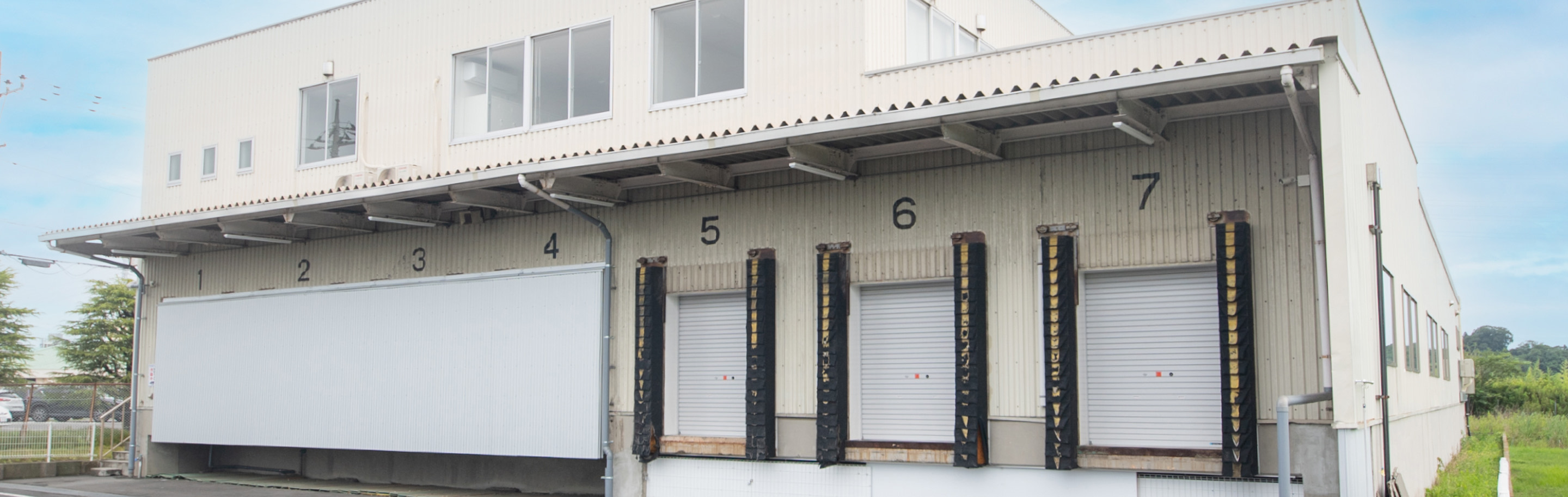 海宝食品工業株式会社 工場建屋（搬入口側）の外観