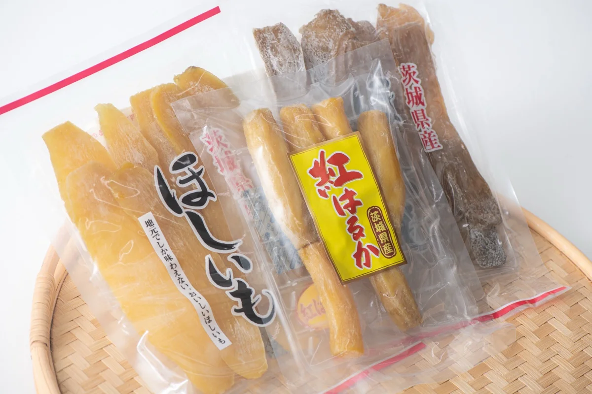 茨城県産ほしいもの商品3種をざるに盛り合わせた様子