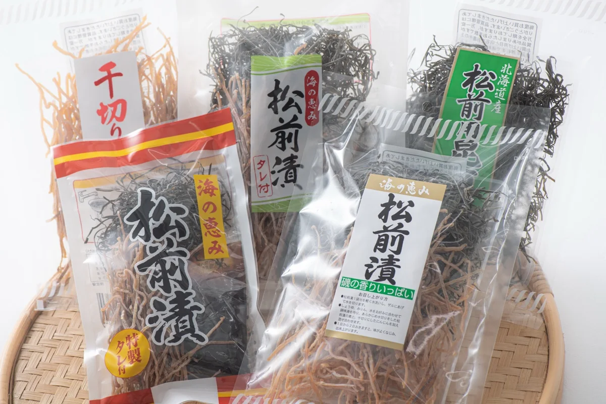 松前漬と千切りスルメの商品5種をざるに盛り合わせた様子